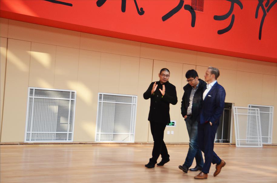 赵扬先生向Rouven先生介绍凯文教育集团