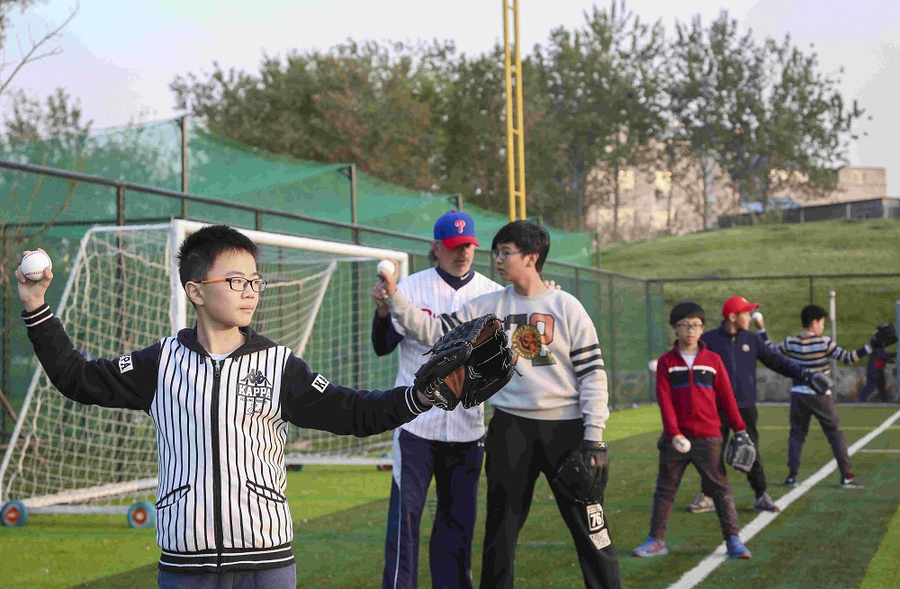 凯文学校学生练习棒球