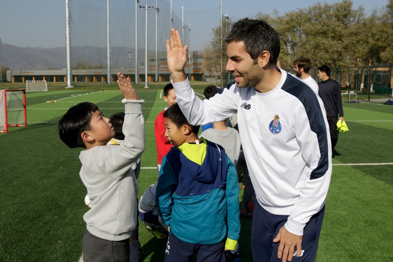 足球教练与北京凯文学校同学互动