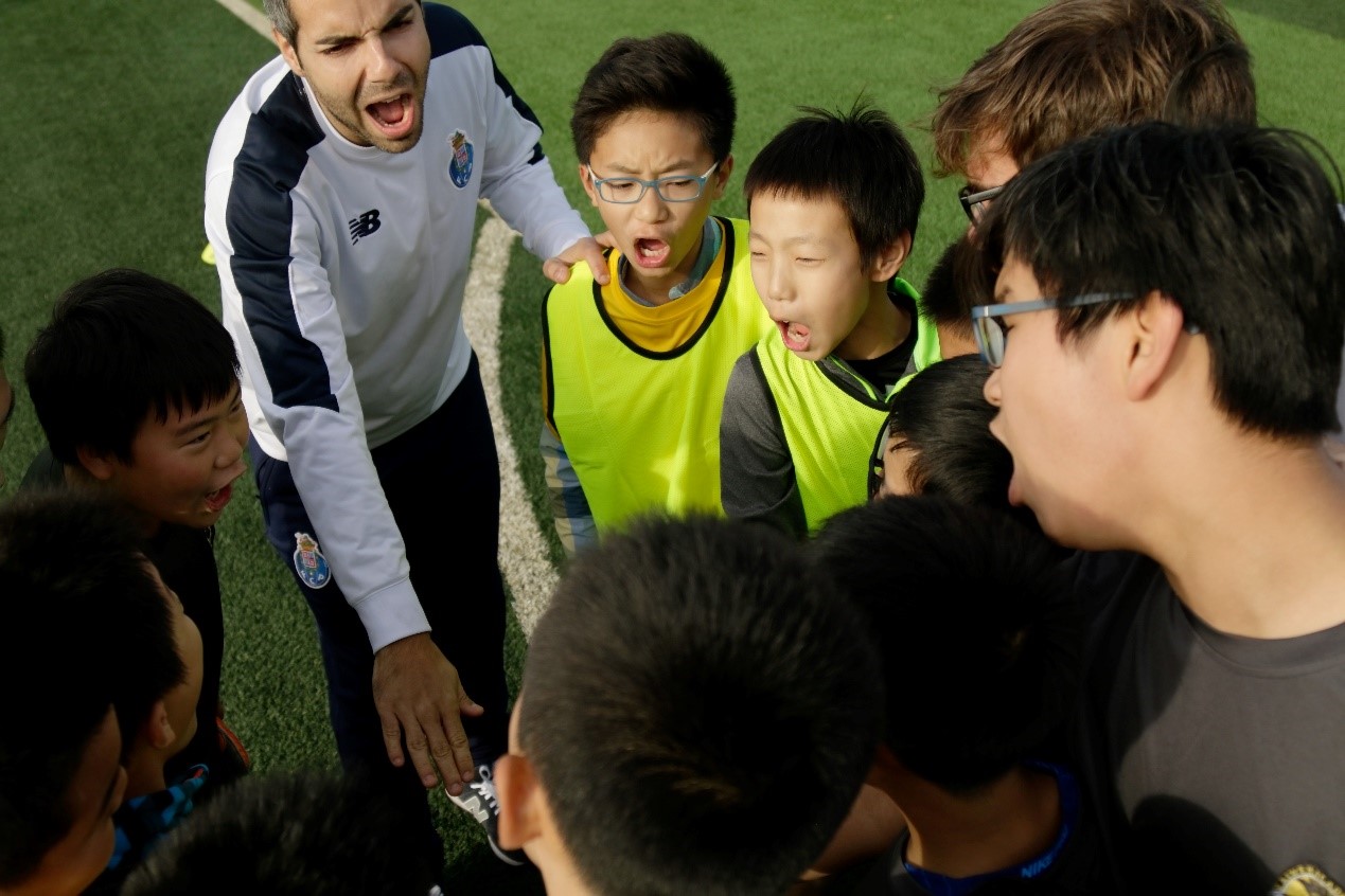波尔图足球俱乐部教练与北京凯文学校同学互动