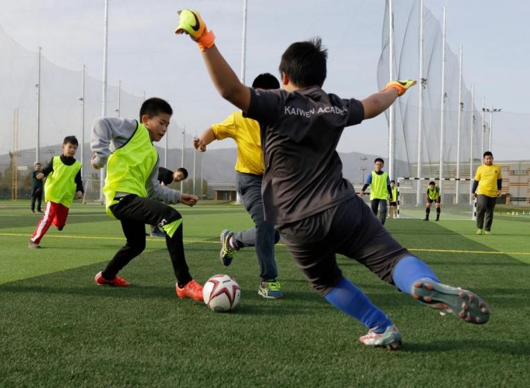 北京凯文学校同学们足球训练