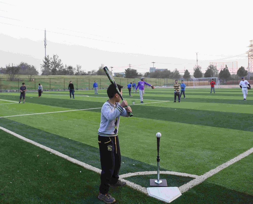 前MLB球星指导凯文学校学生棒球