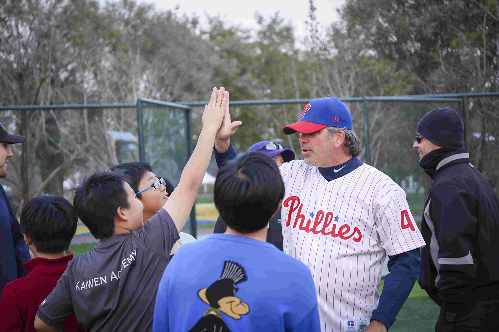 Billy Brewer热情与凯文学校小球员们击掌