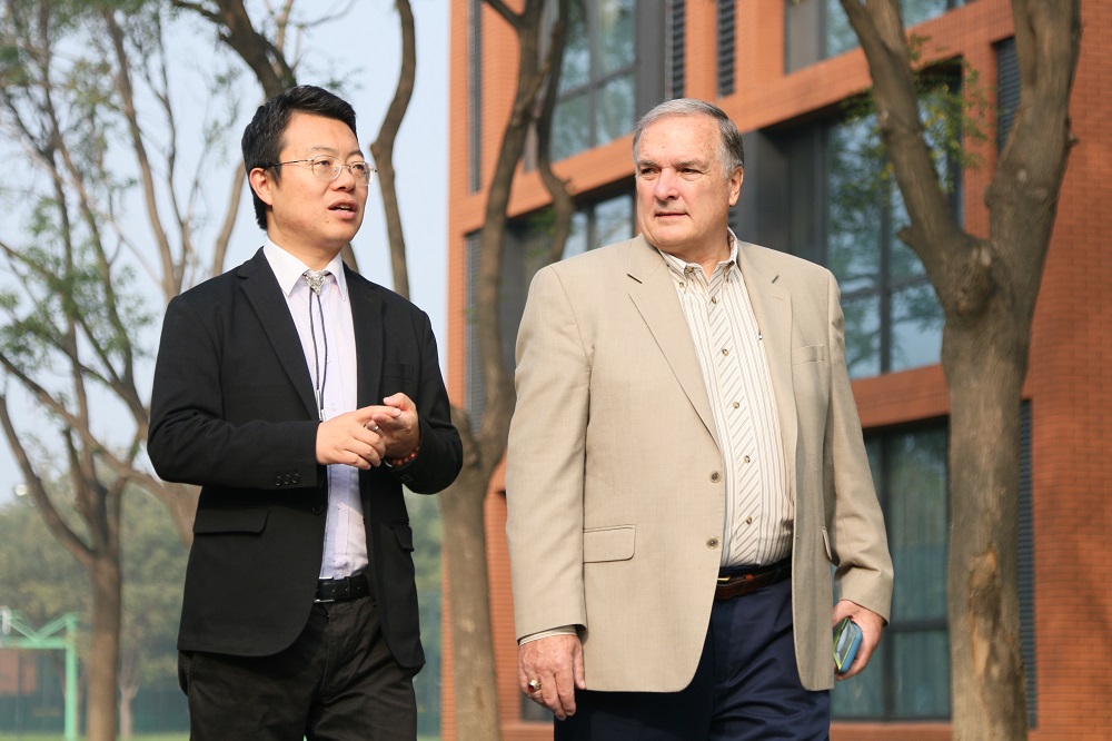 北京凯文学校王实校长陪同Tim Greener先生参观校园 