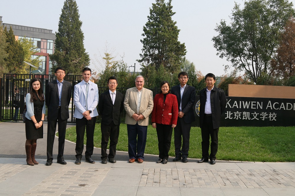 凯文学校领导与嘉宾合影