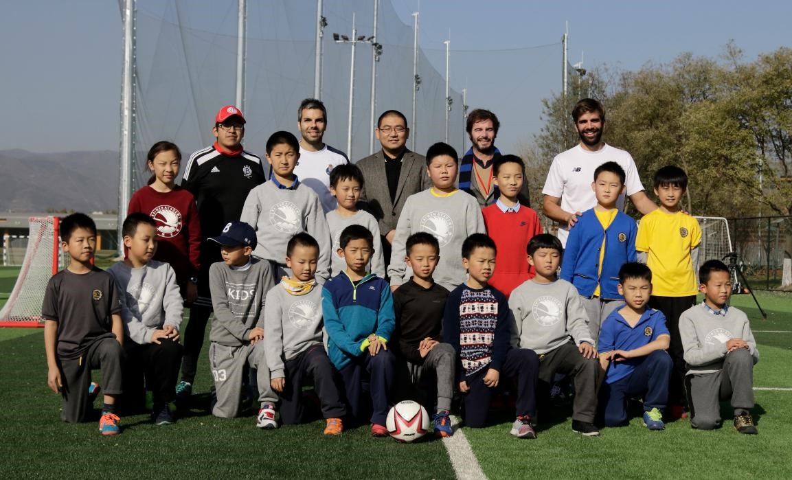 北京凯文学校小球员们同波尔图教练及赵扬先生合影留念
