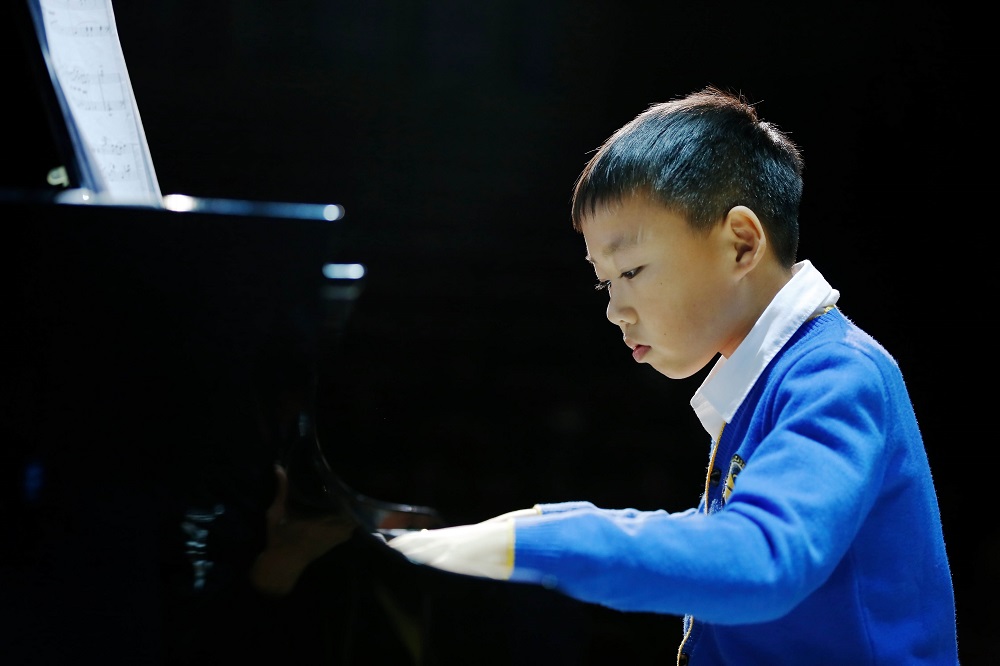 北京凯文学校王皓楠同学演奏《彩云追月》