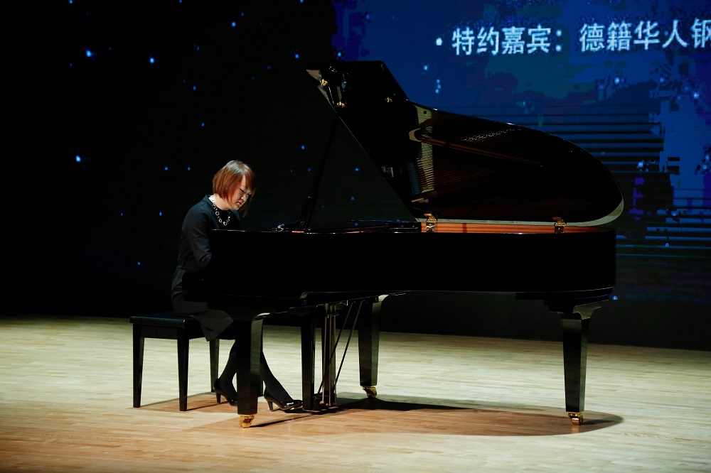 北京凯文学校李倩女士献奏