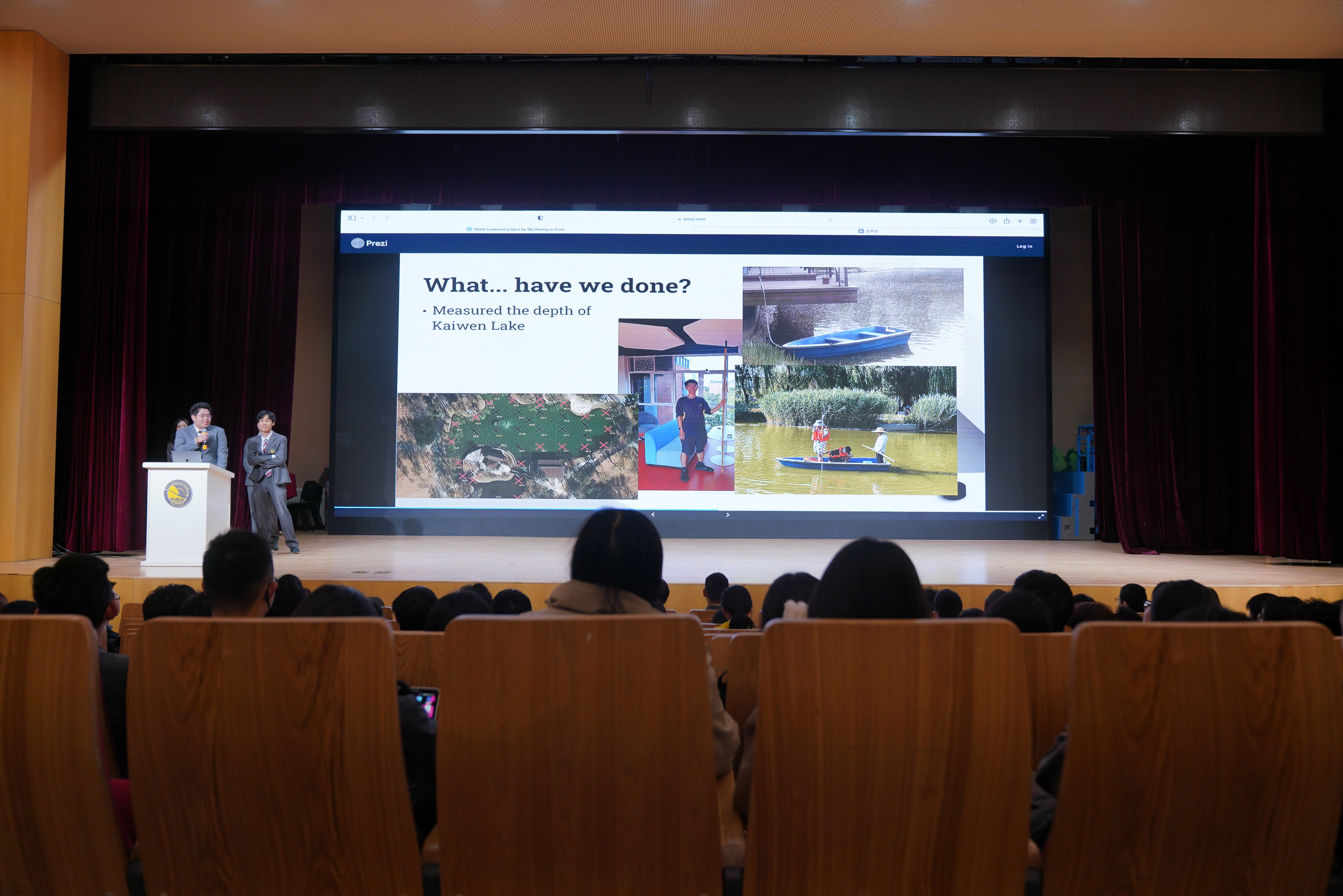 学生在高中年级集会上做项目汇报.jpg